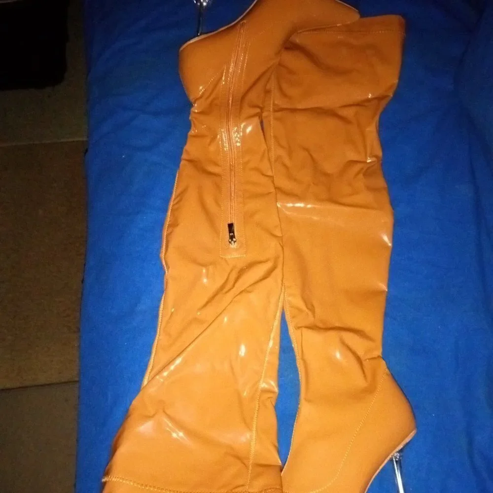 WE STAND  Boots in Tan Patent Vegan Leather ( BRAND NEW !!!! )